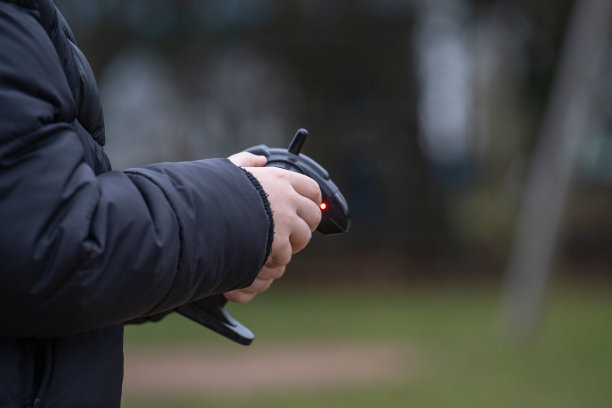 一个男孩拿着遥控车的遥控器图片下载