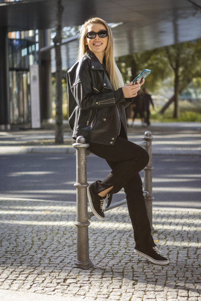 漂亮的年轻女子正在使用智能手机图片下载