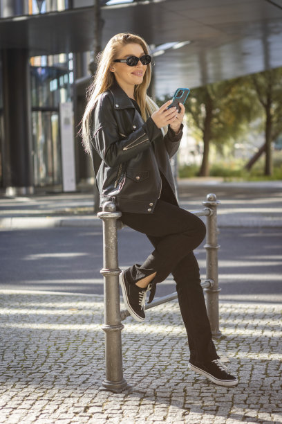 漂亮的年轻女子正在使用智能手机图片下载