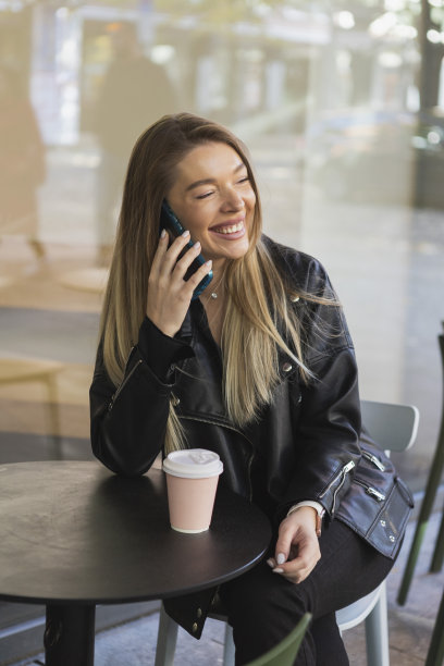 漂亮的年轻女子正在使用智能手机图片下载