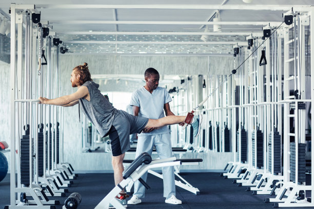 康复期间治疗师对患者进行培训图片下载