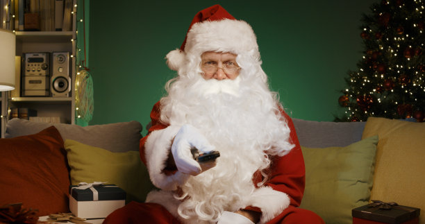 圣诞老人在电视上看电影快乐图片下载