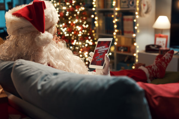 圣诞老人在看黑色星期五的促销广告图片下载