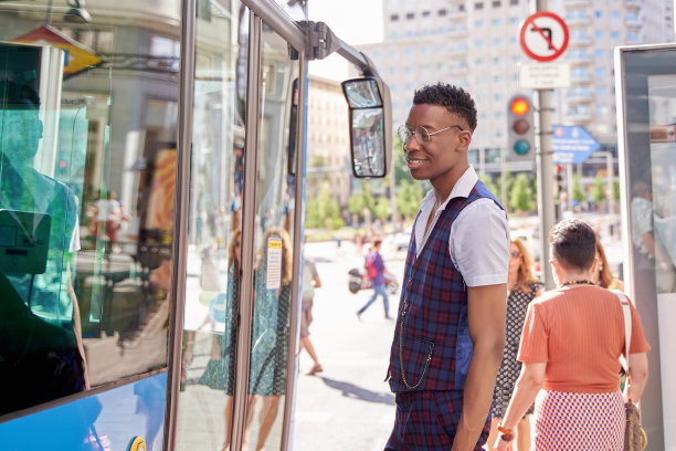 一个非裔美国人在城市等公交车的肖像。图片下载