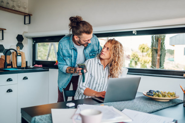 一对夫妻在家工作，在厨房共度时光图片下载