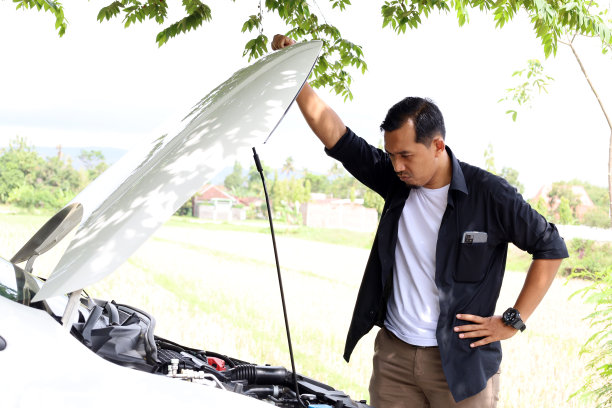 沮丧的亚洲司机和坏掉的车图片下载