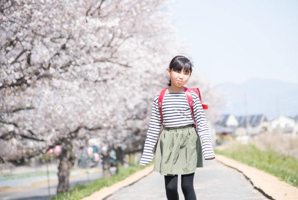 迎接新学期的小学生们图片下载