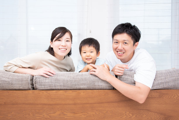 微笑幸福的日本一家三口图片下载