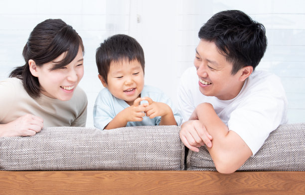 微笑幸福的日本一家三口图片下载