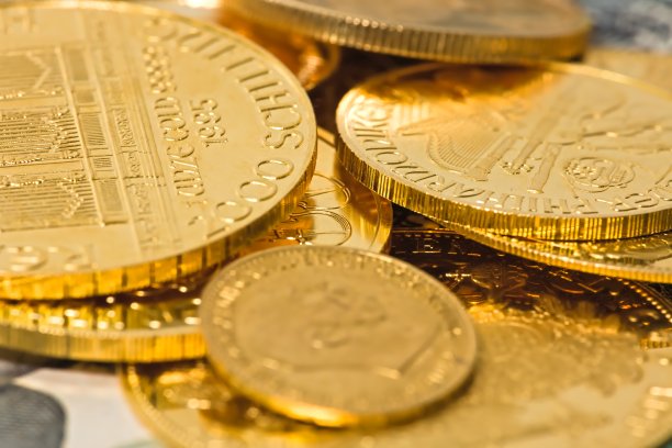 特写松散堆叠的金币图片下载