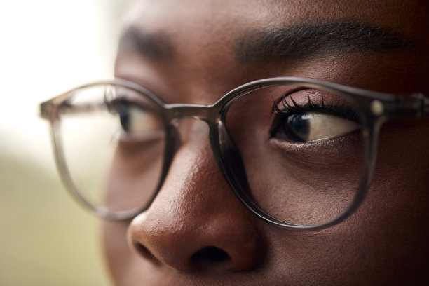 特写肖像显示年轻女子戴眼镜的脸图片下载