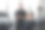 私人教练在男子锻炼腿部时做笔记图片下载