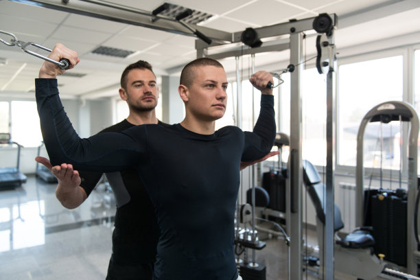 私人教练在健身房帮助客户图片下载