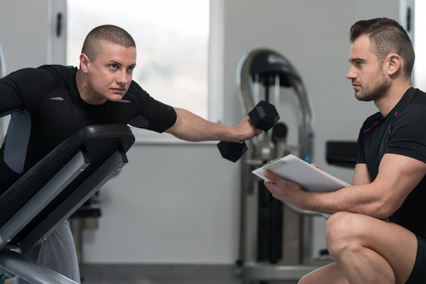 训练者在训练时在剪贴板上写字图片下载