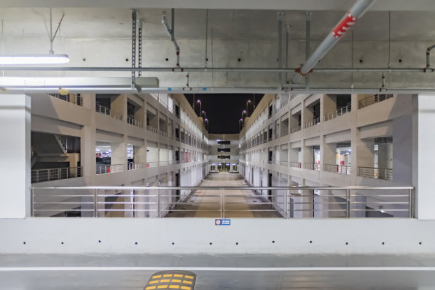 夜间停车场内部图片下载