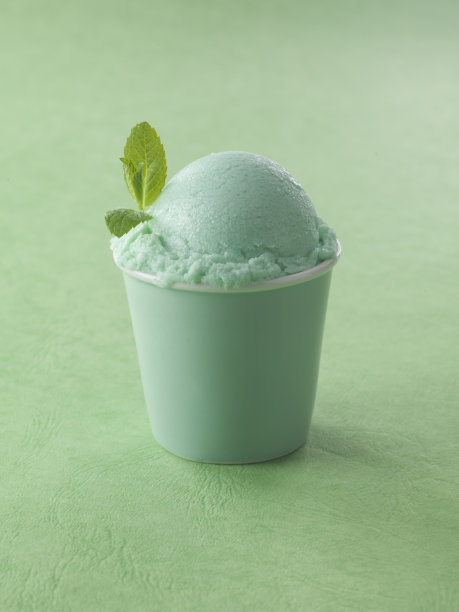薄荷冰淇淋在一个小碗里图片下载
