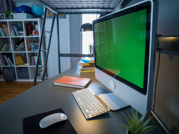 学生课桌和台式电脑的照片图片下载