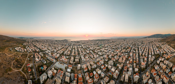 从伊米托斯山拍摄的雅典南部，武里亚格梅尼，沃拉，格里法达的空中全景照片，日落，黄昏图片下载