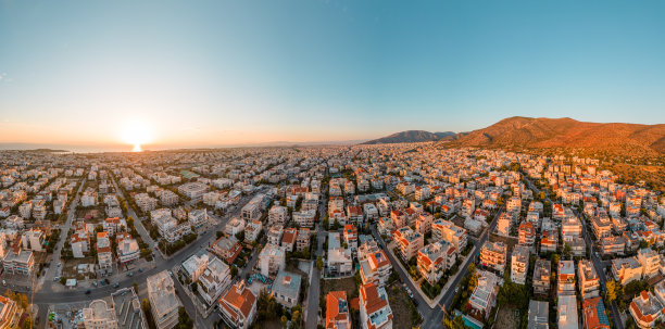 从伊米托斯山拍摄的雅典南部，武里亚格梅尼，沃拉，格里法达的空中全景照片，日落，黄昏图片下载