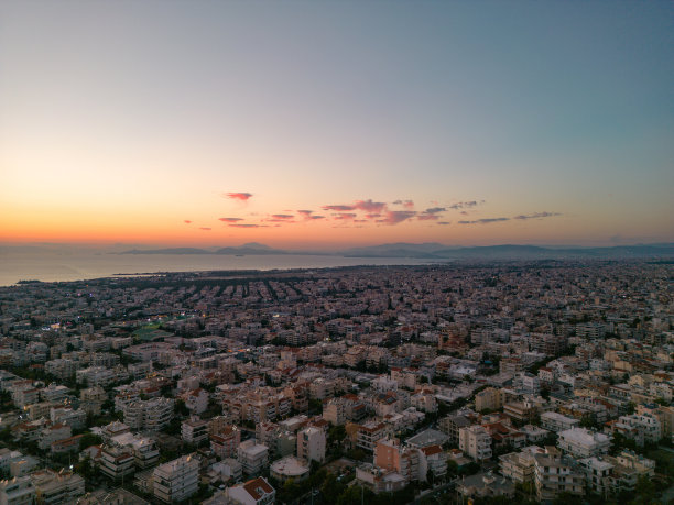 从伊米托斯山拍摄的雅典南部，武里亚格梅尼，沃拉，格里法达的空中全景照片，日落，黄昏图片下载