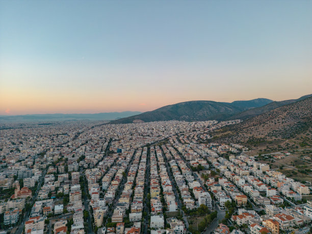 从伊米托斯山拍摄的雅典南部，武里亚格梅尼，沃拉，格里法达的空中全景照片，日落，黄昏图片下载
