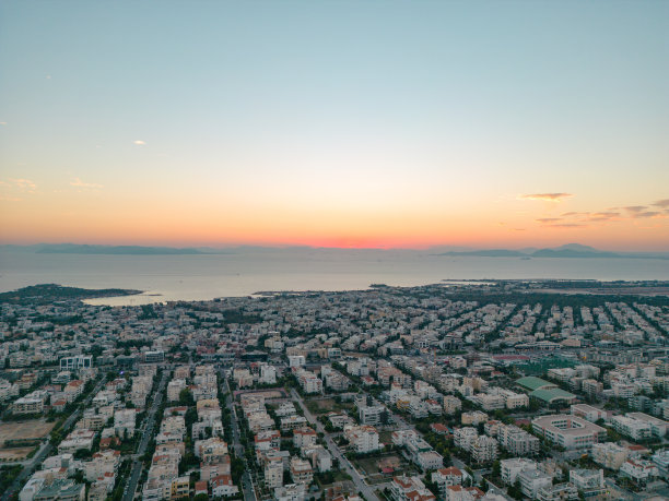 从伊米托斯山拍摄的雅典南部，武里亚格梅尼，沃拉，格里法达的空中全景照片，日落，黄昏图片下载