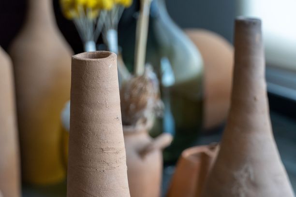 用于空间装饰的陶土花瓶，陶土颜色图片下载