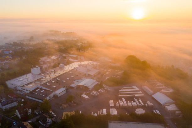 工厂上空雾蒙蒙日出的惊人高角度照片图片下载