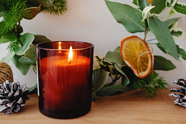 燃烧的蜡烛和绿色的圣诞装饰特写。图片下载