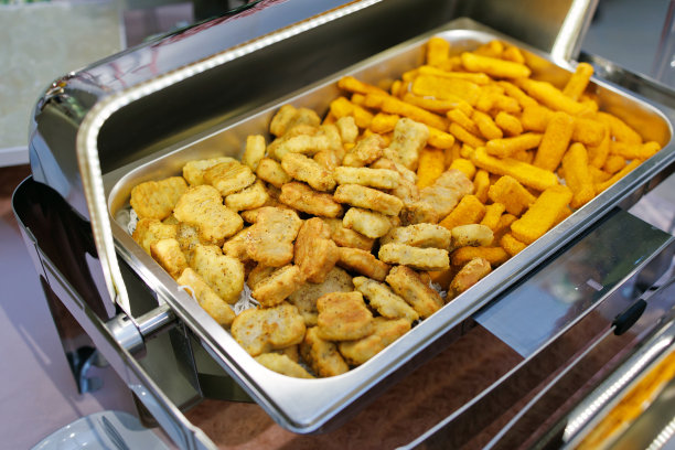 自助餐托盘里的鸡块和薯条图片下载