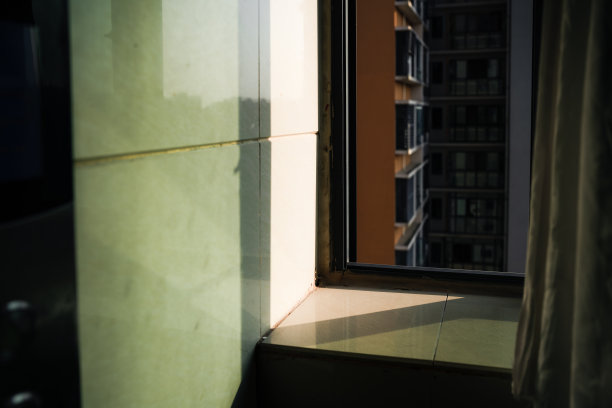 阳光下的光和影图片下载