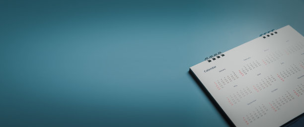 绣红别针日历上的活动计划日历，时钟设定时间表组织时间表，计划商务会议或旅游计划概念。图片下载