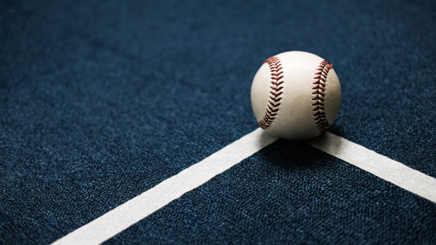 白色皮革棒球摆姿势在黑色背景图片下载