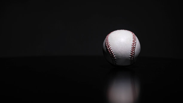 白色皮革棒球摆姿势在黑色背景图片下载