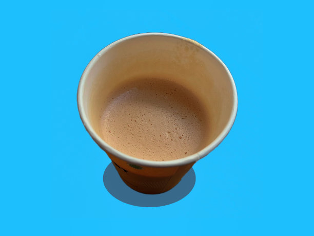 装着白咖啡的纸杯图片下载