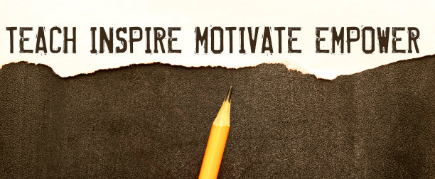 打开笔记本上的文字，教，启发，激励，授权在木制背景。图片下载