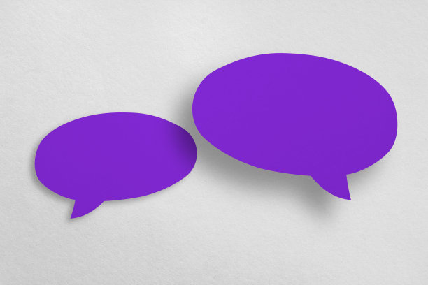紫色剪纸演讲气球孤立在白色背景图片下载
