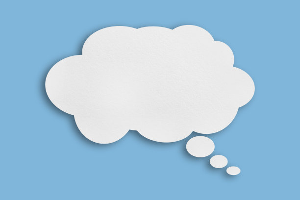在蓝色背景的衬托下，白色的云纸语音泡泡形状图片下载