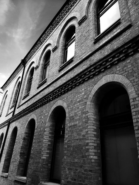 牛津大学建筑的单色照片图片下载