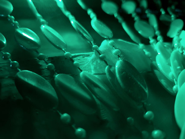 绿色光线下的珠子与天然石头的特写图片下载