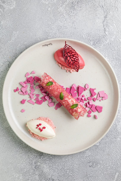 回家后，床上躺着一块蛋糕，派对上吃着蛋糕，还有一张她新鲜水果的照片图片下载