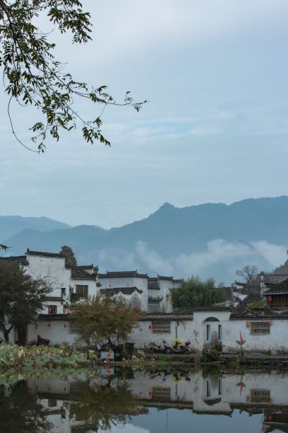 鸟瞰安徽被群山和茂密的树木包围的房屋图片下载