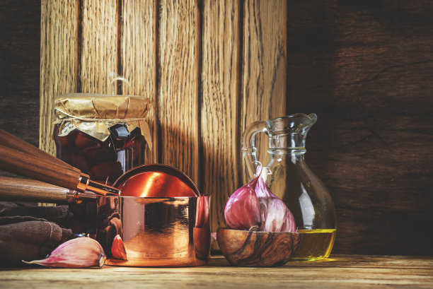 烹饪食物背景:乡村木厨房桌，砧板，橄榄油，香料和调味料，储物罐。本空间图片下载