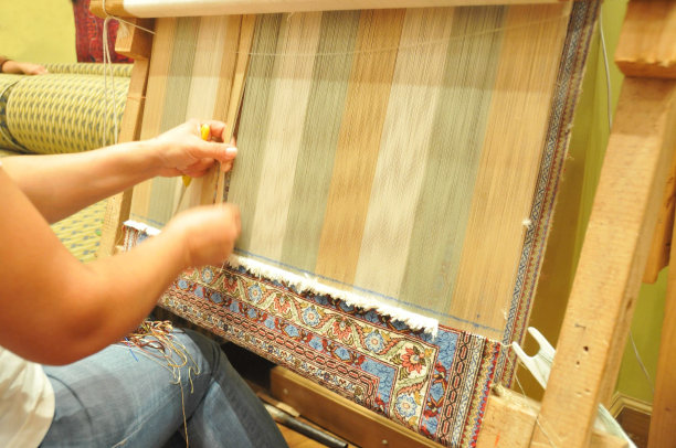 伊斯坦布尔，妇女在编织地毯。图片下载