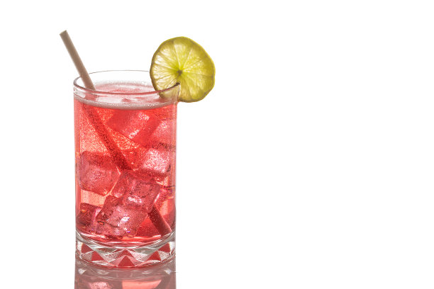 鸡尾酒，红色酒精饮料和青柠片孤立在白色背景。图片下载