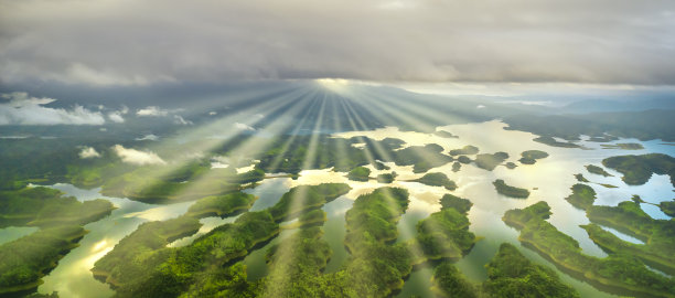 大粪水电站湖在早晨的阳光下穿过云层图片下载