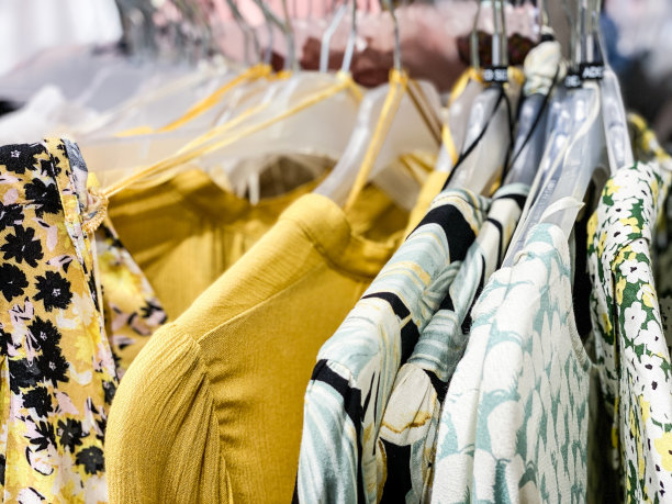 商店里的衣架。图片下载