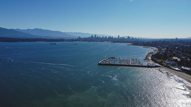 海图，城市和群山环绕图片下载