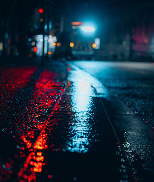 城市夜间的地面垂直照片图片下载