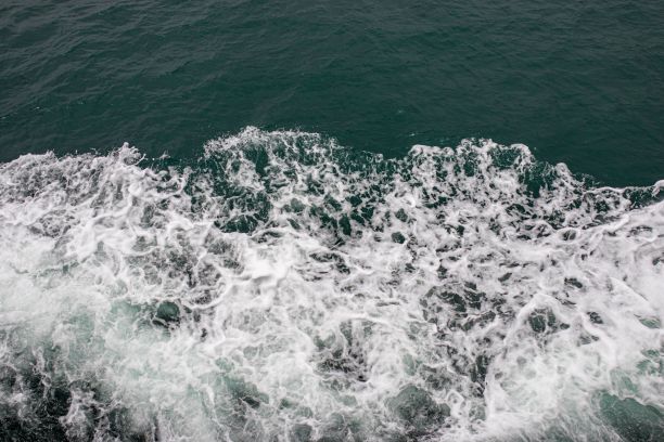 航拍的由船创造的海浪图片下载